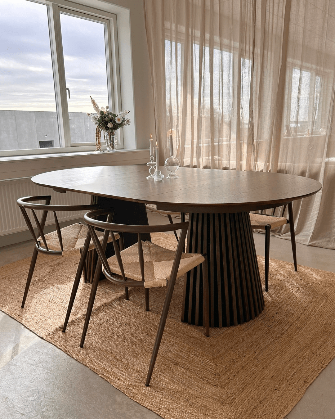 Uitschuifbare ronde eettafel in gerookt eikenfineer, 120 cm uit te schuiven tot 160 of 200 cm met lamellenvoet | Covesville