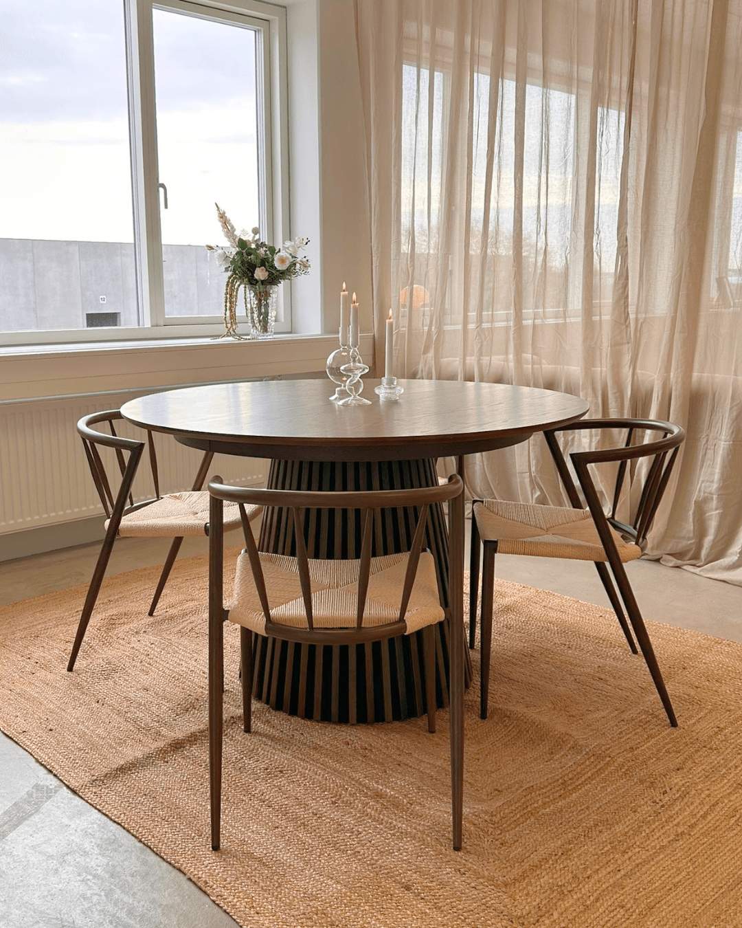 Uitschuifbare ronde eettafel in gerookt eikenfineer, 120 cm uit te schuiven tot 160 of 200 cm met lamellenvoet | Covesville