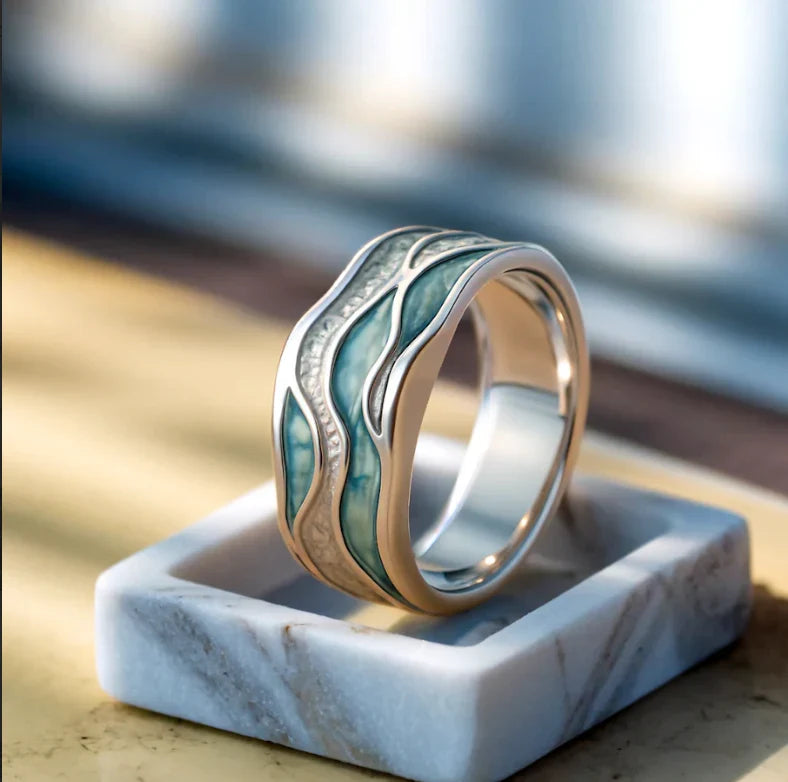 Ring met golven in turquoise en zilverkleurig, brede bandring met golvend patroon en kustsfeer, ringmaat 49 tot 64 | Covesville