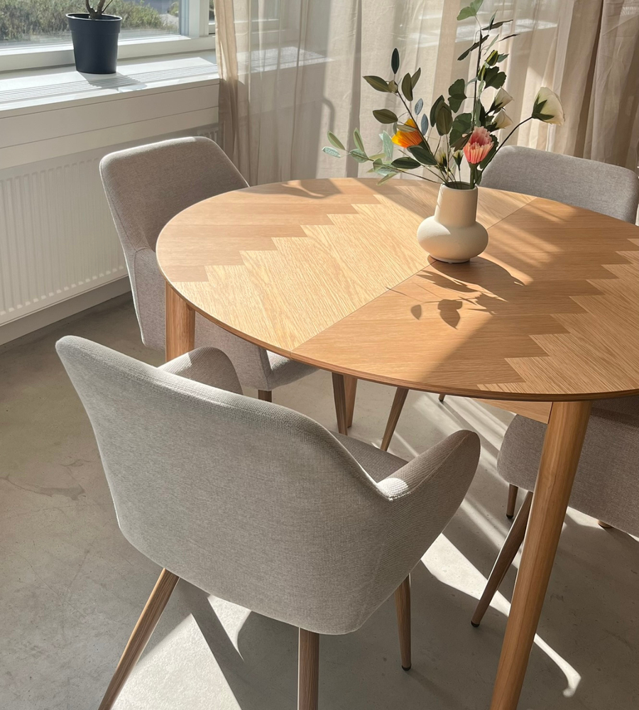 Eetkamerstoel beige met armleuningen, gestoffeerd in zacht textiel met metalen poten in eikenlook, voor de eettafel | Covesville