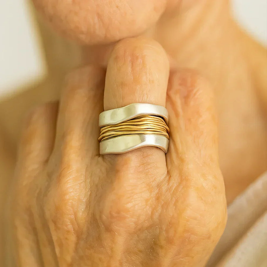 Brede ring met gouddraad, zilverkleurige damesring met gegolfde rand en goudkleurige draadlagen, ringmaat 50 tot 62 | Covesville