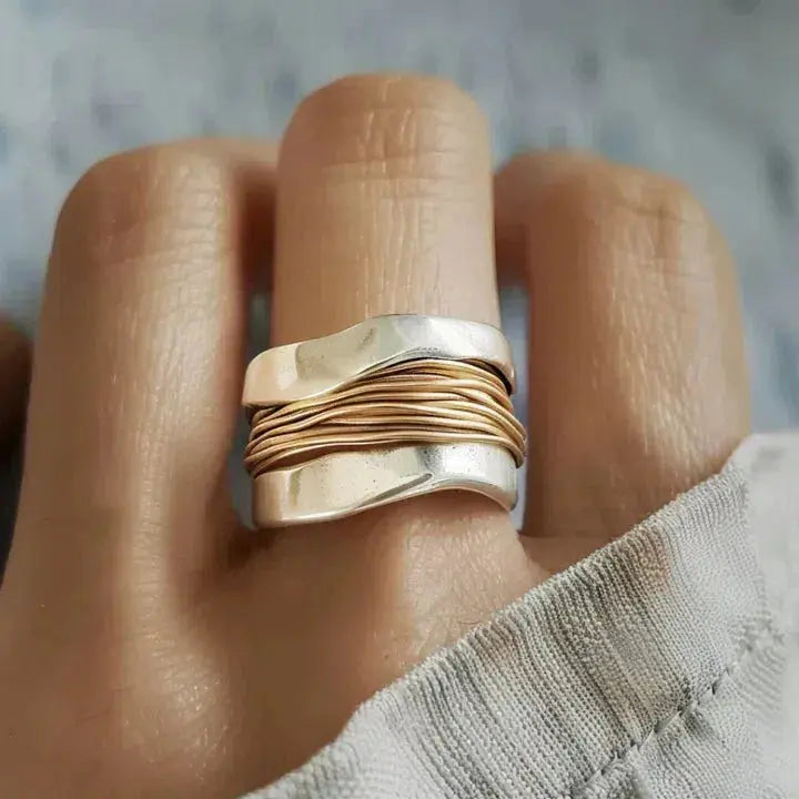 Brede ring met gouddraad, zilverkleurige damesring met gegolfde rand en goudkleurige draadlagen, ringmaat 50 tot 62 | Covesville