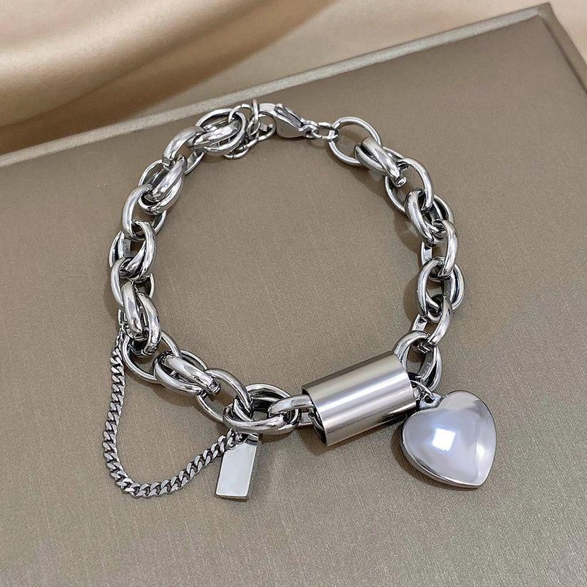 Schakelarmband met hartje en bedel, brede damesarmband in goud of zilver, statement armband voor elke dag | Covesville