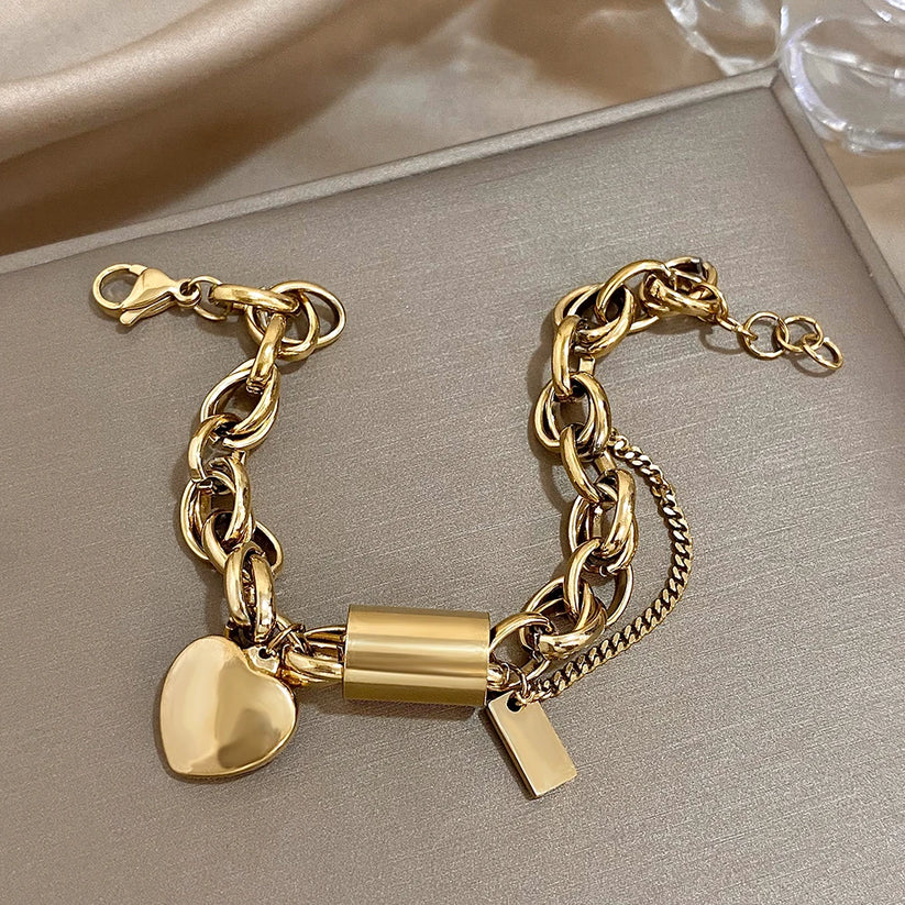 Schakelarmband met hartje en bedel, brede damesarmband in goud of zilver, statement armband voor elke dag | Covesville