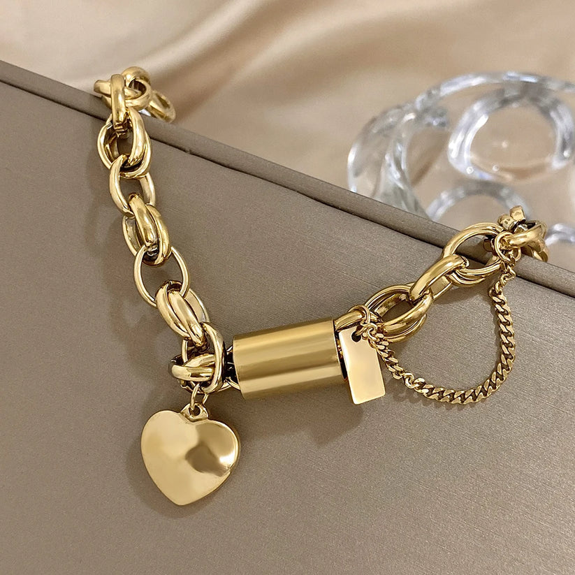 Schakelarmband met hartje en bedel, brede damesarmband in goud of zilver, statement armband voor elke dag | Covesville
