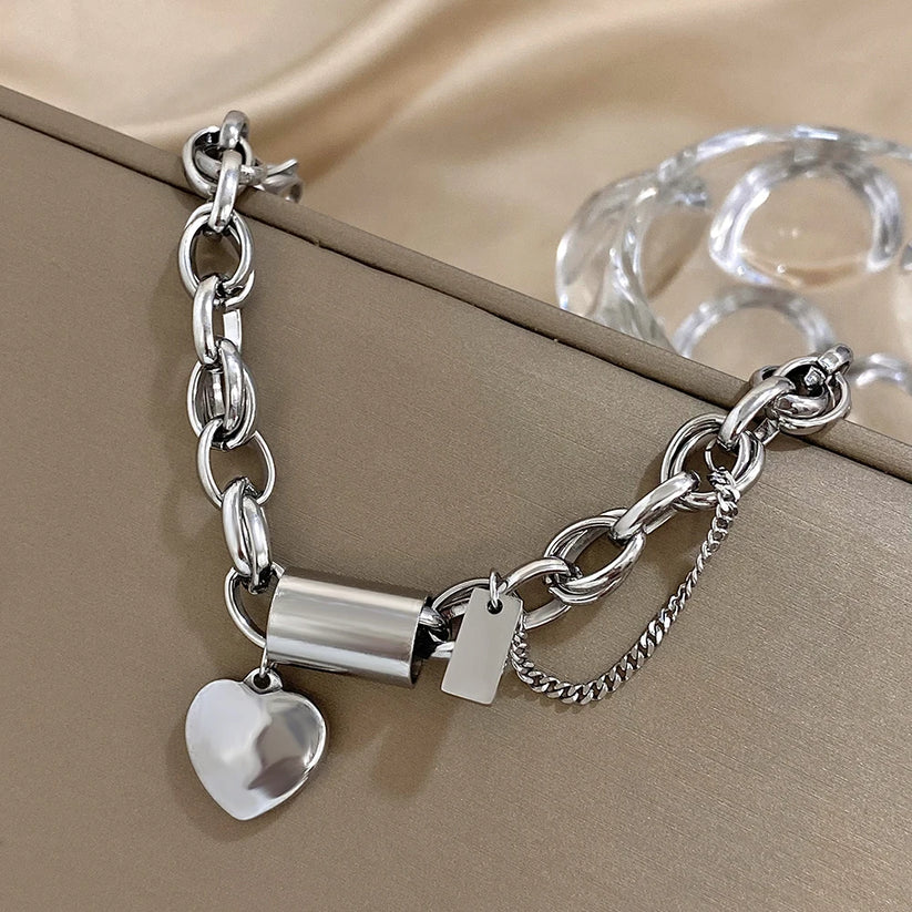 Schakelarmband met hartje en bedel, brede damesarmband in goud of zilver, statement armband voor elke dag | Covesville