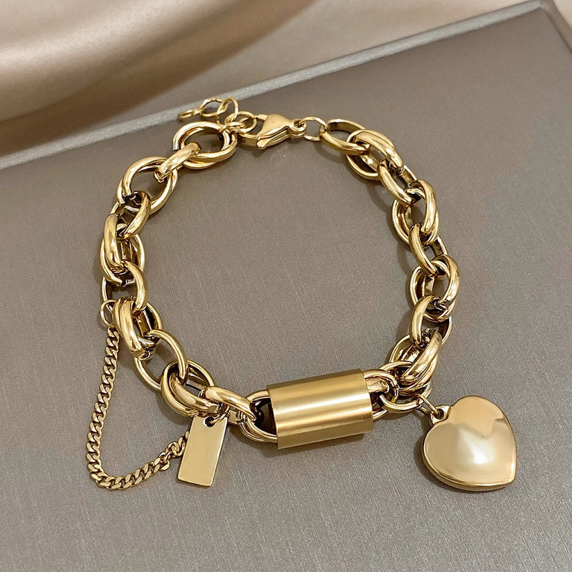 Schakelarmband met hartje en bedel, brede damesarmband in goud of zilver, statement armband voor elke dag | Covesville