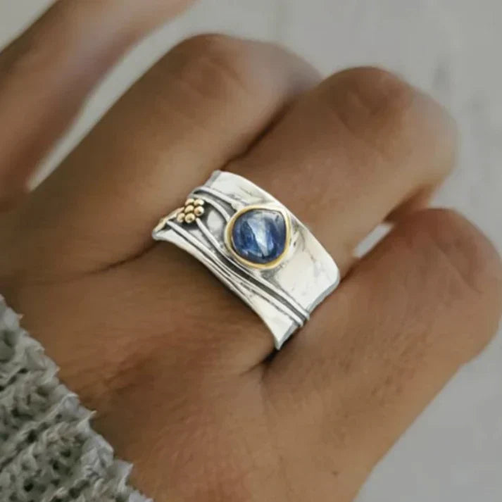 Brede ring met blauwe steen, zilverkleurig met goudkleurige details, antieke look voor dames, ringmaat 52 tot 62 | Covesville