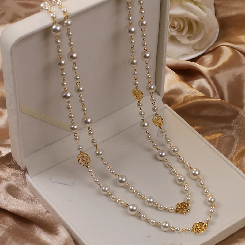Lange parelketting met goudkleurige bloemetjes, dubbele halsketting met parelkralen, elegant sieraad voor dames | Covesville