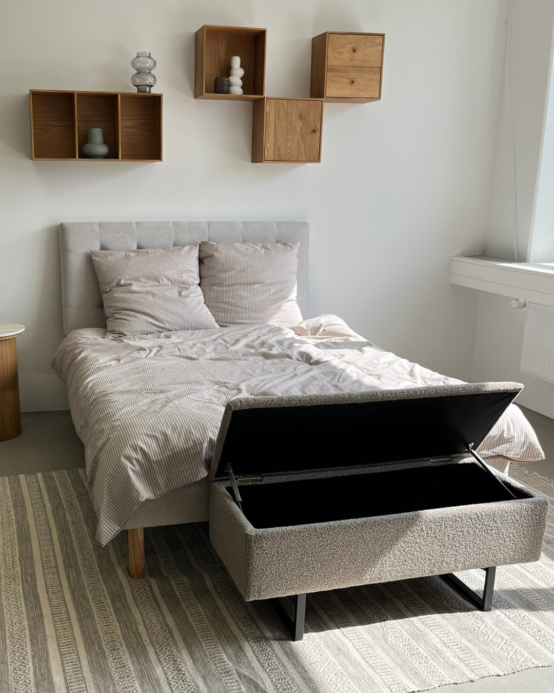 Bank met opbergruimte in beige bouclé, met zwarte metalen poten en klapdeksel, voor slaapkamer, hal en woonkamer | Covesville
