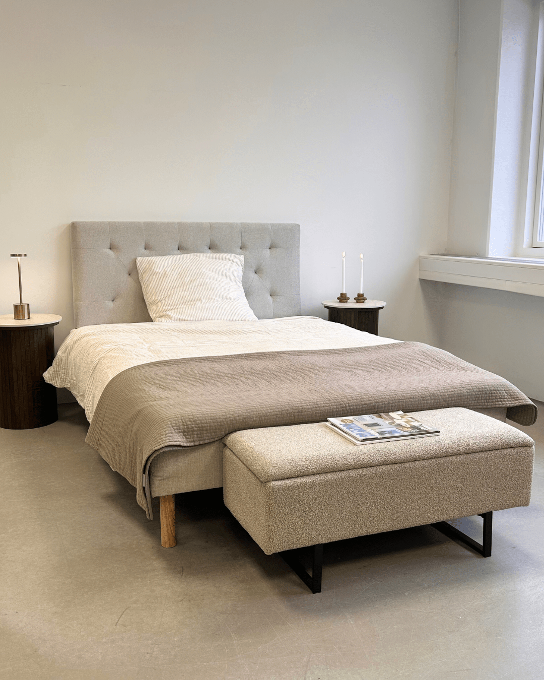 Bank met opbergruimte in beige bouclé, met zwarte metalen poten en klapdeksel, voor slaapkamer, hal en woonkamer | Covesville