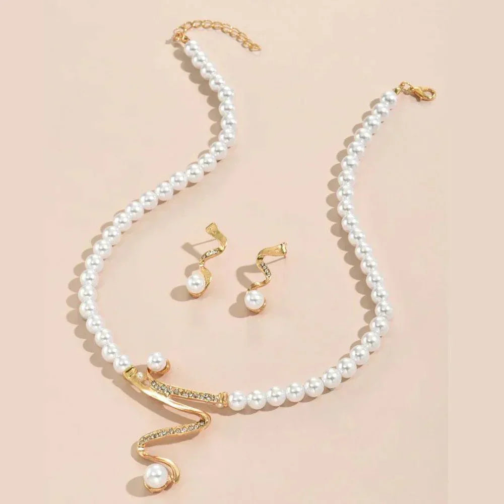 Parelketting met oorbellen, sieradenset met parelkralen en goudkleurige hanger met glinsterende steentjes | Covesville