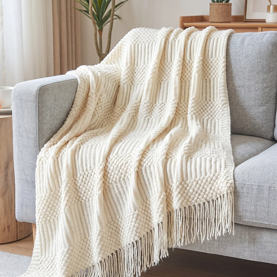 Gebreide deken met franjes en Scandinavisch patroon, een plaid voor bank en bed in 23 kleuren en twee maten | Covesville