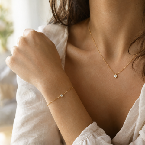 Gouden armband en ketting close-up