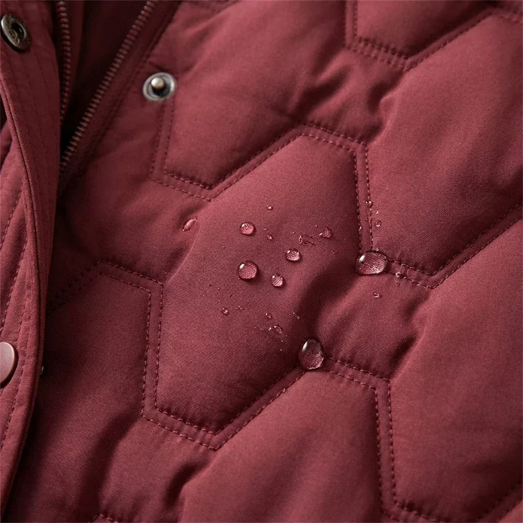 Lange donsjas dames met capuchon, winterjas in rood, wit, bruin of zwart, verkrijgbaar in maat M tot en met XXL | Covesville